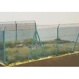 H0 - Vysoký pletivový plot s ostnatým drátem