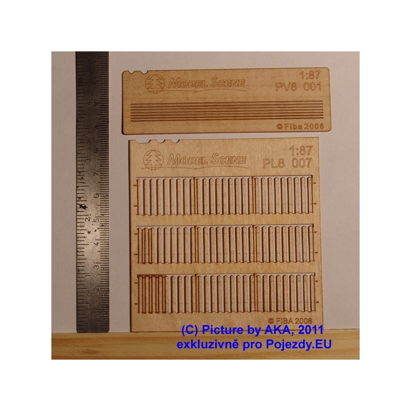PL8007 - Dřevěný plot - špičaté konce s mezerami. střední plaňky - H0