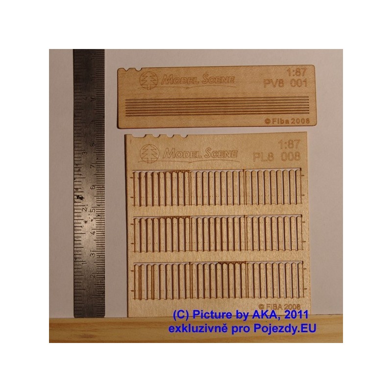 PL8008 - Dřevěný plot - špičaté konce s mezerami. široké plaňky - H0