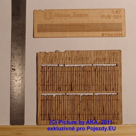 PL8015 - Dřevěný plot - vylámaná prkna starého plotu - H0